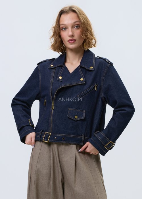 Damska kurtka jeansowa w kolorze granatowego denimu, model zapinany na zamek z klapami, ozdobnymi napami i paskiem w pasie.