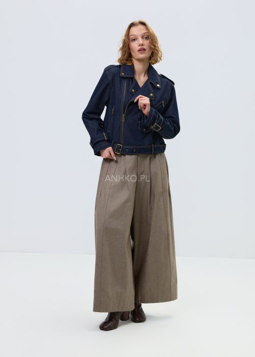 Damska kurtka jeansowa w kolorze granatowego denimu, model zapinany na zamek z klapami, ozdobnymi napami i paskiem w pasie.