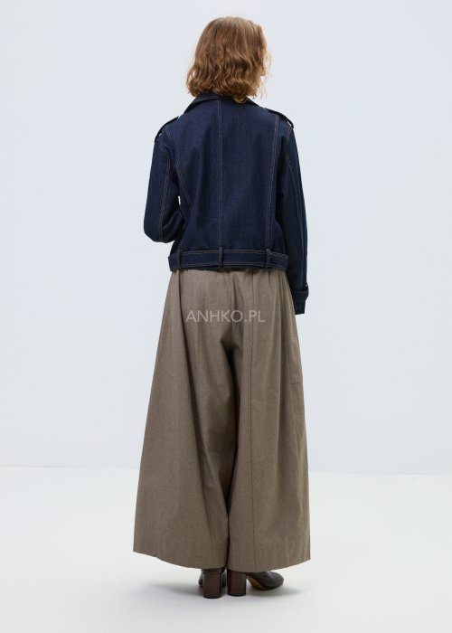 Damska kurtka jeansowa w kolorze granatowego denimu, model zapinany na zamek z klapami, ozdobnymi napami i paskiem w pasie.