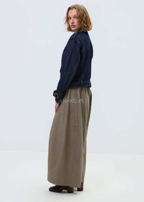 Damska kurtka jeansowa w kolorze granatowego denimu, model zapinany na zamek z klapami, ozdobnymi napami i paskiem w pasie.