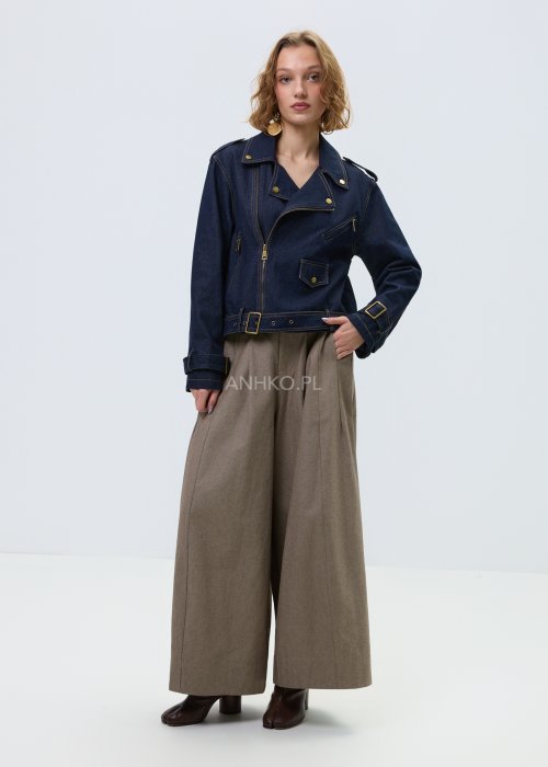 Damska kurtka jeansowa w kolorze granatowego denimu, model zapinany na zamek z klapami, ozdobnymi napami i paskiem w pasie.