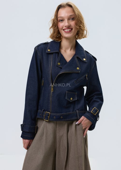 Damska kurtka jeansowa w kolorze granatowego denimu, model zapinany na zamek z klapami, ozdobnymi napami i paskiem w pasie.