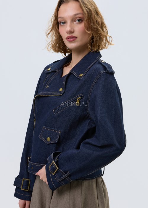 Damska kurtka jeansowa w kolorze granatowego denimu, model zapinany na zamek z klapami, ozdobnymi napami i paskiem w pasie.