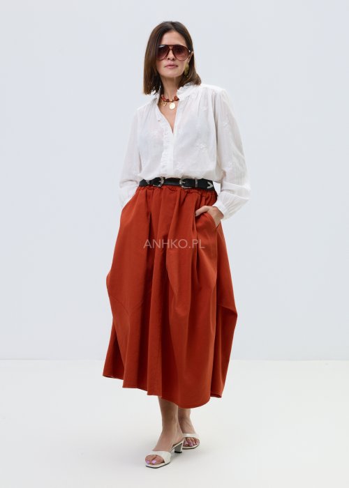 Biała koszula damska z lekkiej tkaniny z haftem i falbanką, długi rękaw, styl romantyczny boho