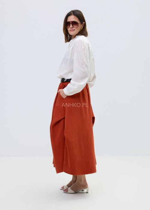 Biała koszula damska z lekkiej tkaniny z haftem i falbanką, długi rękaw, styl romantyczny boho