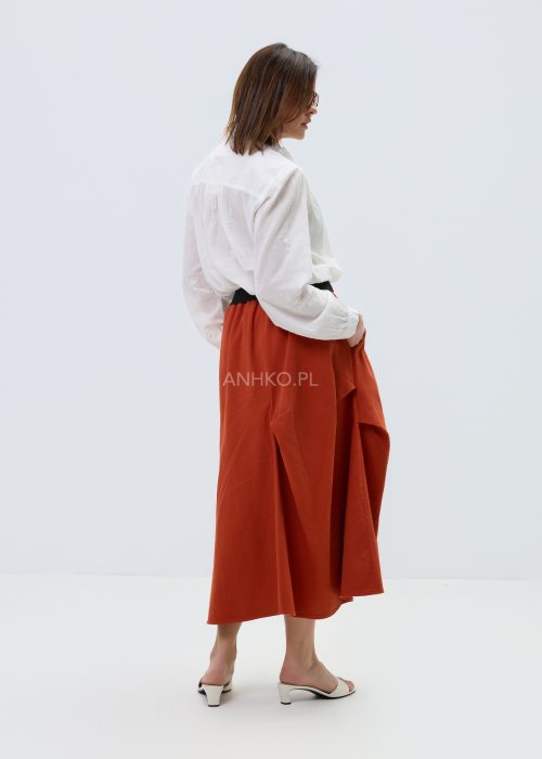 Biała koszula damska z lekkiej tkaniny z haftem i falbanką, długi rękaw, styl romantyczny boho