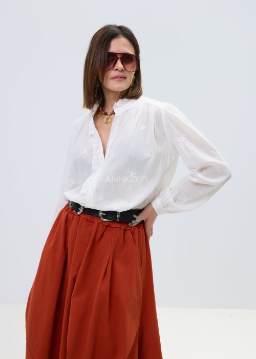 Biała koszula damska z lekkiej tkaniny z haftem i falbanką, długi rękaw, styl romantyczny boho