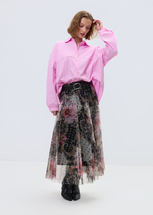 Różowa damska koszula oversize zapinana na guziki z klasycznym kołnierzykiem i długim rękawem, luźny model o swobodnym kroju w nowoczesnej stylizacji.