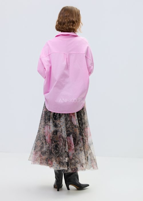 Różowa damska koszula oversize zapinana na guziki z klasycznym kołnierzykiem i długim rękawem, luźny model o swobodnym kroju w nowoczesnej stylizacji.