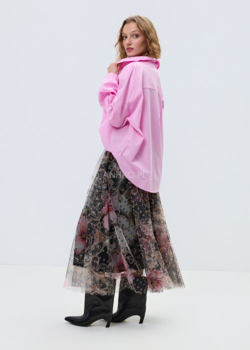 Różowa damska koszula oversize zapinana na guziki z klasycznym kołnierzykiem i długim rękawem, luźny model o swobodnym kroju w nowoczesnej stylizacji.