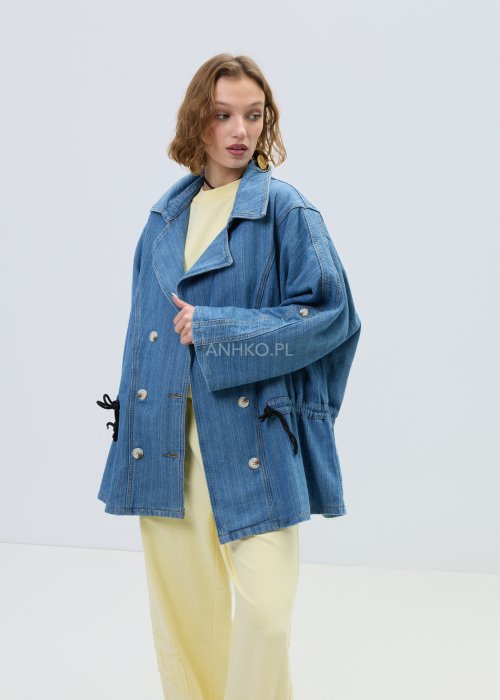 Niebieska kurtka jeansowa oversize z szerokim kołnierzem i zapięciem na guziki, z regulacją w talii na troczki. Stylizacja z jasnym topem i spodniami w nowoczesnym, miejskim stylu.