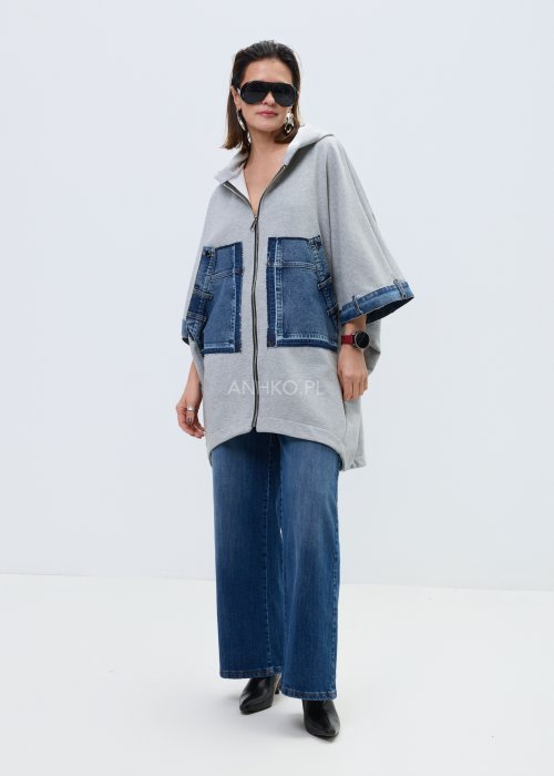 Szara bluza damska oversize zapinana na zamek z kapturem i dużymi kieszeniami z denimu, o luźnym, nowoczesnym kroju.