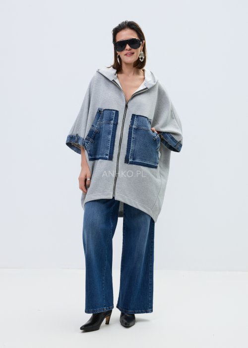 Szara bluza damska oversize zapinana na zamek z kapturem i dużymi kieszeniami z denimu, o luźnym, nowoczesnym kroju.