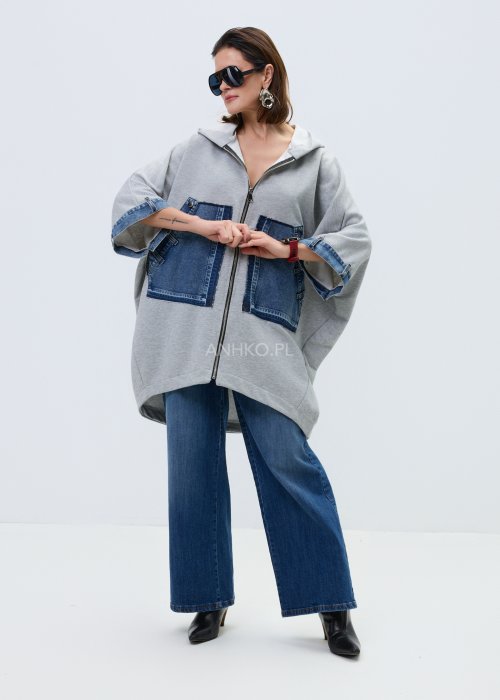 Szara bluza damska oversize zapinana na zamek z kapturem i dużymi kieszeniami z denimu, o luźnym, nowoczesnym kroju.