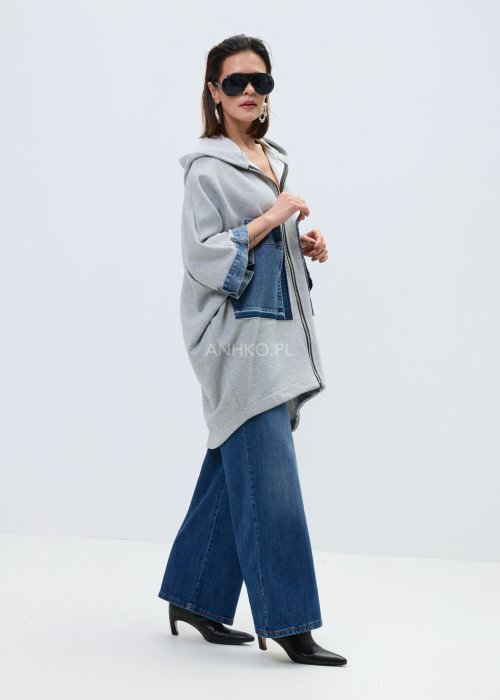 Szara bluza damska oversize zapinana na zamek z kapturem i dużymi kieszeniami z denimu, o luźnym, nowoczesnym kroju.