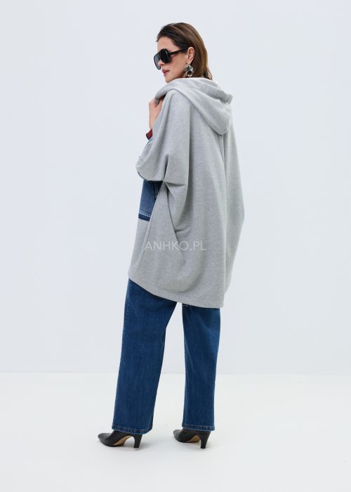 Szara bluza damska oversize zapinana na zamek z kapturem i dużymi kieszeniami z denimu, o luźnym, nowoczesnym kroju.
