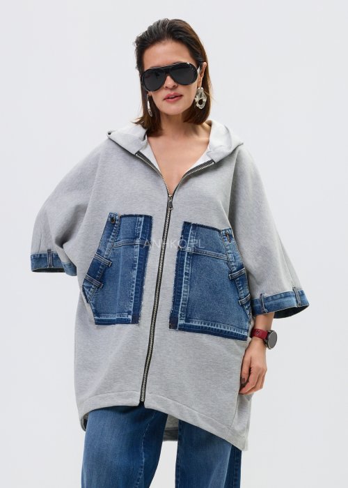 Szara bluza damska oversize zapinana na zamek z kapturem i dużymi kieszeniami z denimu, o luźnym, nowoczesnym kroju.