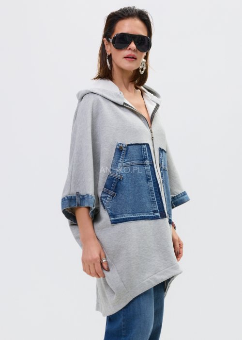 Szara bluza damska oversize zapinana na zamek z kapturem i dużymi kieszeniami z denimu, o luźnym, nowoczesnym kroju.