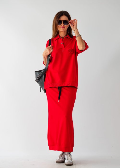 Czerwona damska bluzka z kołnierzykiem i ozdobną różą z klasycznym kołnierzykiem.