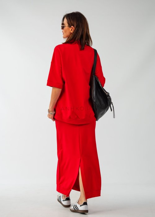 Czerwona damska bluzka z kołnierzykiem i ozdobną różą z klasycznym kołnierzykiem.