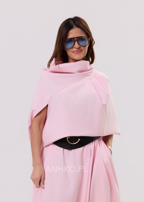 Różowa bluzka damska o nowoczesnym, minimalistycznym kroju z szerokim, drapowanym kołnierzem i luźnym fasonem, prezentowana na modelce w eleganckiej stylizacji.