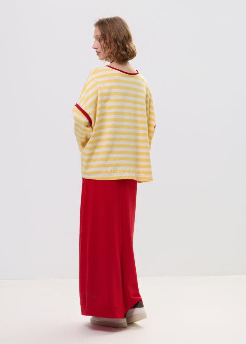 Czerwona spódnica maxi damska z gumką w pasie i czarnym sznurkiem regulacyjnym, sportowy styl.