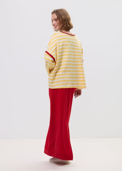 Czerwona spódnica maxi damska z gumką w pasie i czarnym sznurkiem regulacyjnym, sportowy styl.