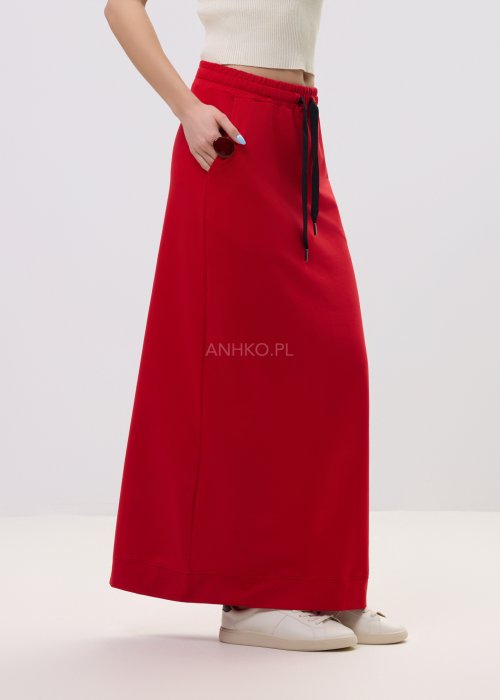 Czerwona spódnica maxi damska z gumką w pasie i czarnym sznurkiem regulacyjnym, sportowy styl.