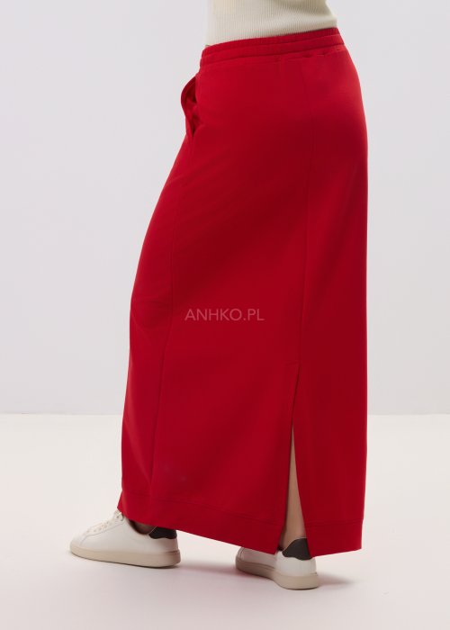 Czerwona spódnica maxi damska z gumką w pasie i czarnym sznurkiem regulacyjnym, sportowy styl.
