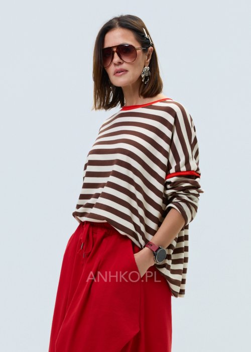 Bluzka-damska-w-brazowo-bezowe-paski-o-luznym-kroju.-Model-z-dlugim-rekawem-oraz-kontrastowym-wykonczeniem-przy-dekolcie-i-rekawach-w-kolorze-czerwonym..jpg