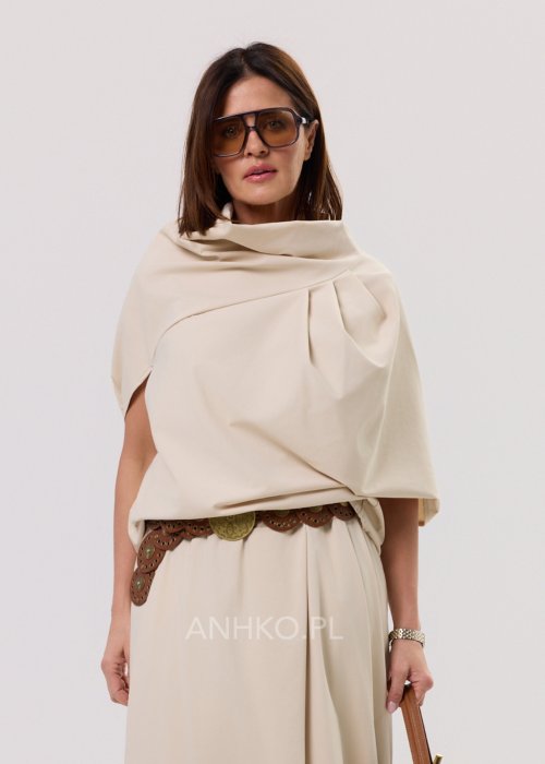 Beżowa damska bluzka o luźnym kroju z krótkim rękawem, szerokim dekoltem typu woda i dekoracyjnymi zakładkami z przodu.