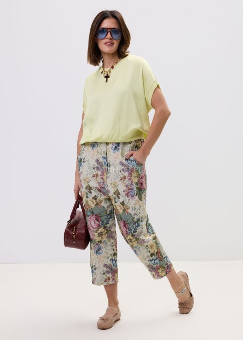 Luźna bluzka damska w odcieniu pastelowej żółci, z obniżoną linią ramion i minimalistycznym fasonem.