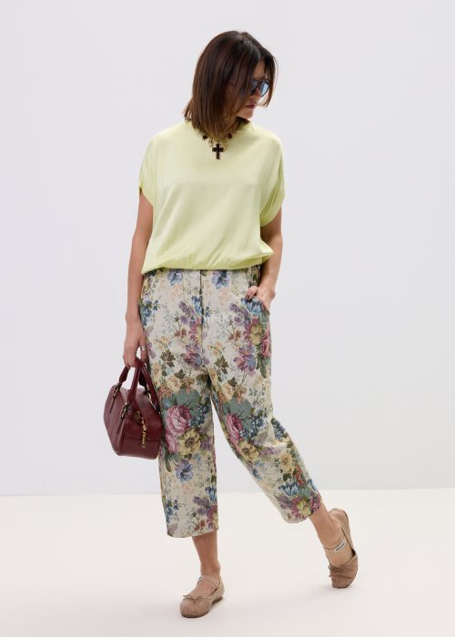 Luźna bluzka damska w odcieniu pastelowej żółci, z obniżoną linią ramion i minimalistycznym fasonem.