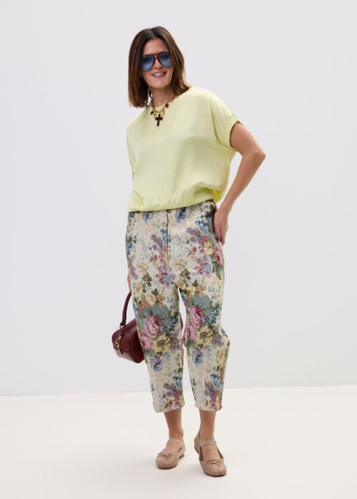 Luźna bluzka damska w odcieniu pastelowej żółci, z obniżoną linią ramion i minimalistycznym fasonem.