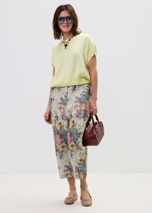 Luźna bluzka damska w odcieniu pastelowej żółci, z obniżoną linią ramion i minimalistycznym fasonem.