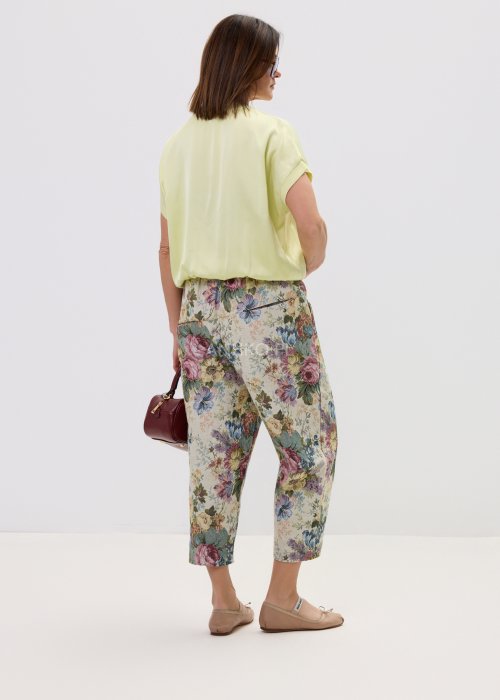 Luźna bluzka damska w odcieniu pastelowej żółci, z obniżoną linią ramion i minimalistycznym fasonem.