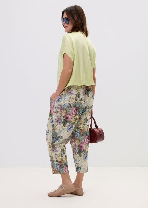 Luźna bluzka damska w odcieniu pastelowej żółci, z obniżoną linią ramion i minimalistycznym fasonem.