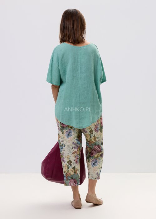 Luźna bluzka damska w kolorze mięty, z szerokim krojem i krótkim rękawem, zapewniająca swobodę noszenia.