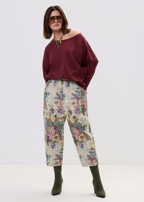 Luźna bordowa bluzka damska o oversize’owym kroju, z obniżoną linią ramion i długim rękawem.