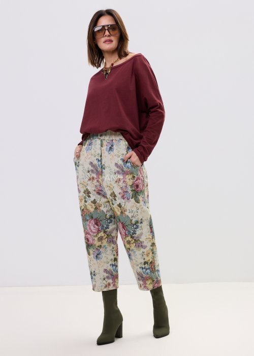 Luźna bordowa bluzka damska o oversize’owym kroju, z obniżoną linią ramion i długim rękawem.