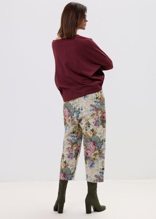 Luźna bordowa bluzka damska o oversize’owym kroju, z obniżoną linią ramion i długim rękawem.