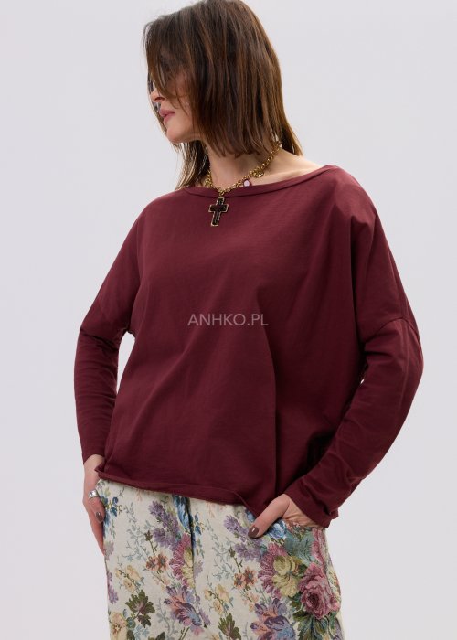 Luźna bordowa bluzka damska o oversize’owym kroju, z obniżoną linią ramion i długim rękawem.