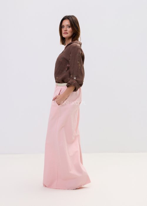 Eleganckie spodnie palazzo w kolorze pudrowego różu, z szerokimi nogawkami i surowym wykończeniem nogawek.
