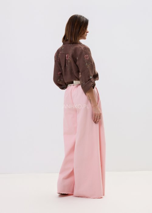 Eleganckie spodnie palazzo w kolorze pudrowego różu, z szerokimi nogawkami i surowym wykończeniem nogawek.