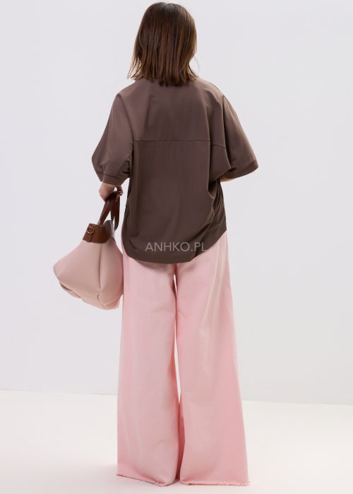 Eleganckie spodnie palazzo w kolorze pudrowego różu, z szerokimi nogawkami i surowym wykończeniem nogawek.