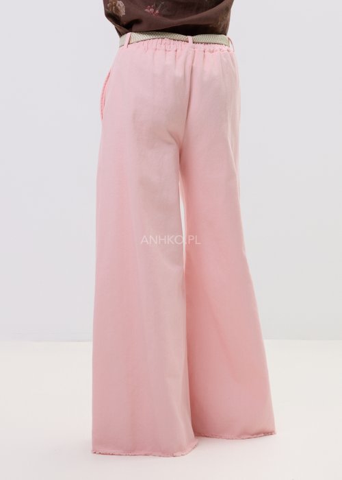 Eleganckie spodnie palazzo w kolorze pudrowego różu, z szerokimi nogawkami i surowym wykończeniem nogawek.
