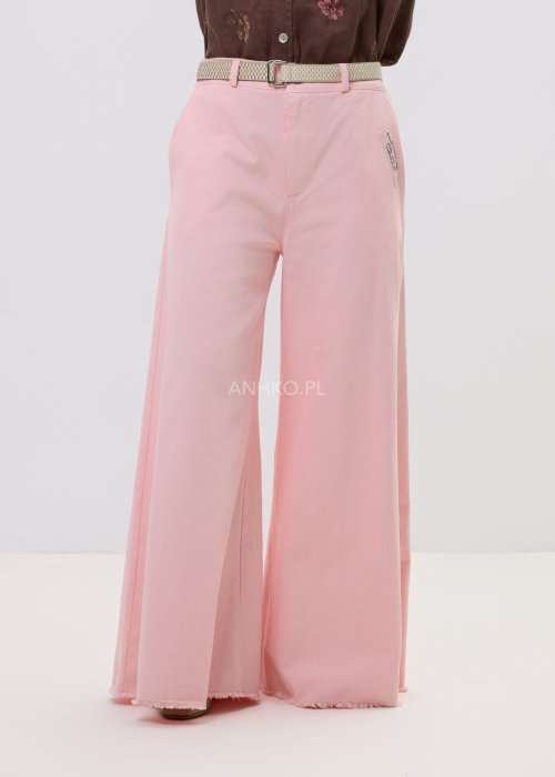 Eleganckie spodnie palazzo w kolorze pudrowego różu, z szerokimi nogawkami i surowym wykończeniem nogawek.