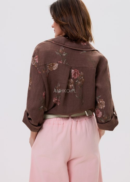 Lekka koszula w odcieniu brązu z subtelnym floral printem, z możliwością podpięcia rękawów.