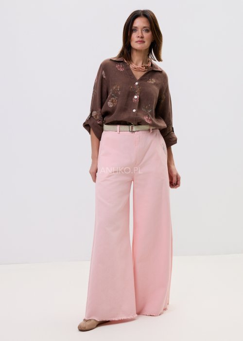 Lekka koszula w odcieniu brązu z subtelnym floral printem, z możliwością podpięcia rękawów.