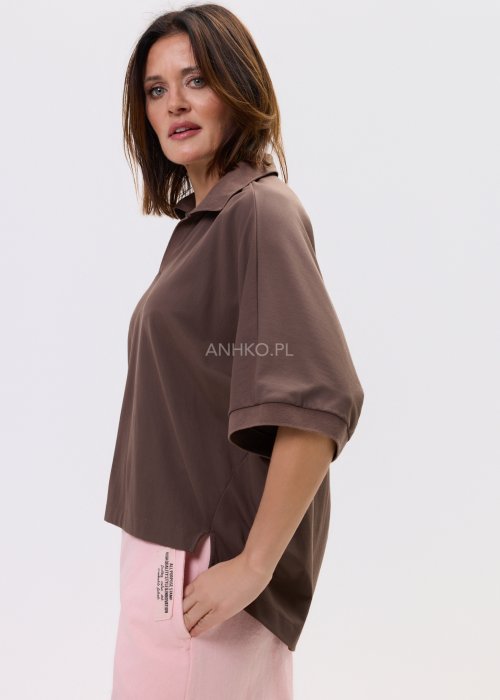 Bluzka oversize w odcieniu czekoladowym z krótkim rękawem i minimalistycznym fasonem